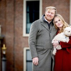 Guillermo Alejandro de Holanda, Amalia de Holanda y su perro Mambo en su posado navideño en el Palacio de Huis ten Bosch 