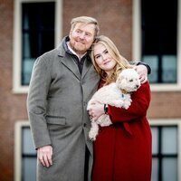 Guillermo Alejandro de Holanda, Amalia de Holanda y su perro Mambo en su posado navideño en el Palacio de Huis ten Bosch 