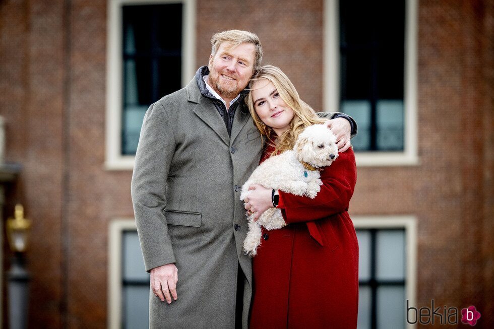 Guillermo Alejandro de Holanda, Amalia de Holanda y su perro Mambo en su posado navideño en el Palacio de Huis ten Bosch 