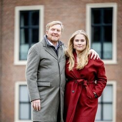 Guillermo Alejandro de Holanda y Amalia de Holanda en su posado navideño en el Palacio de Huis ten Bosch