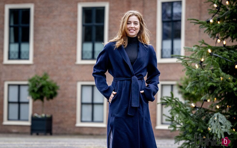 Alexia de Holanda, muy sonriente en su posado navideño en el Palacio de Huis ten Bosch 