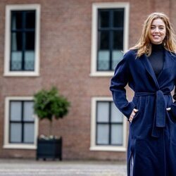 Alexia de Holanda, muy sonriente en su posado navideño en el Palacio de Huis ten Bosch 