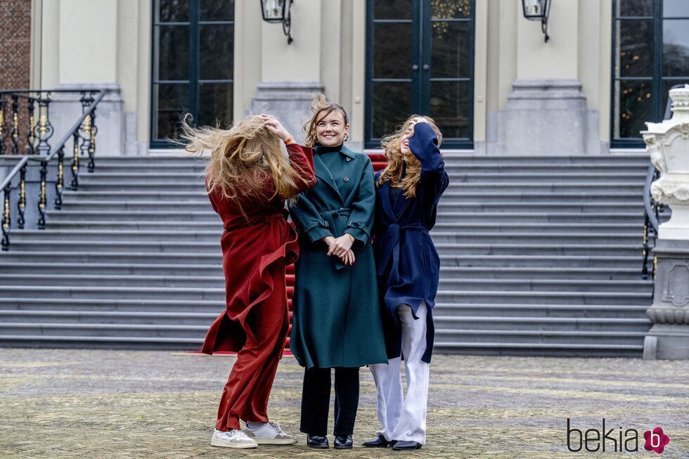 Amalia, Ariane y Alexia de Holanda, despeinadas en su posado navideño en el Palacio Huis ten Bosch