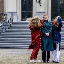 Amalia, Ariane y Alexia de Holanda, despeinadas en su posado navideño en el Palacio Huis ten Bosch