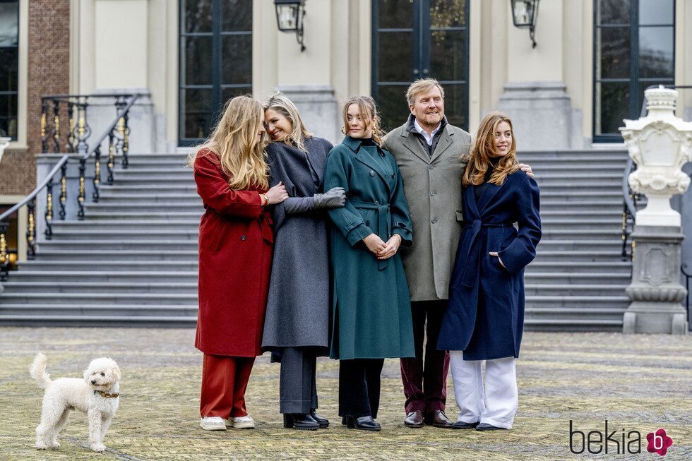 Máxima y Amalia de Holanda, muy cómplices junto a Ariane de Holanda, Guillermo Alejandro de Holanda y Alexia de Holanda en su posado navideño