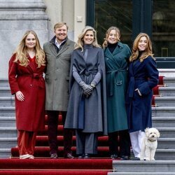 Guillermo Alejandro y Máxima de Holanda y sus hijas y su perro Mambo en su posado navideño en Huis ten Bosch