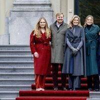 Guillermo Alejandro y Máxima de Holanda y sus hijas y su perro Mambo en su posado navideño en Huis ten Bosch