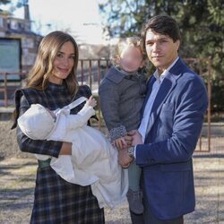 María Pombo y Pablo Castellano con sus hijos en el bautizo de Vega