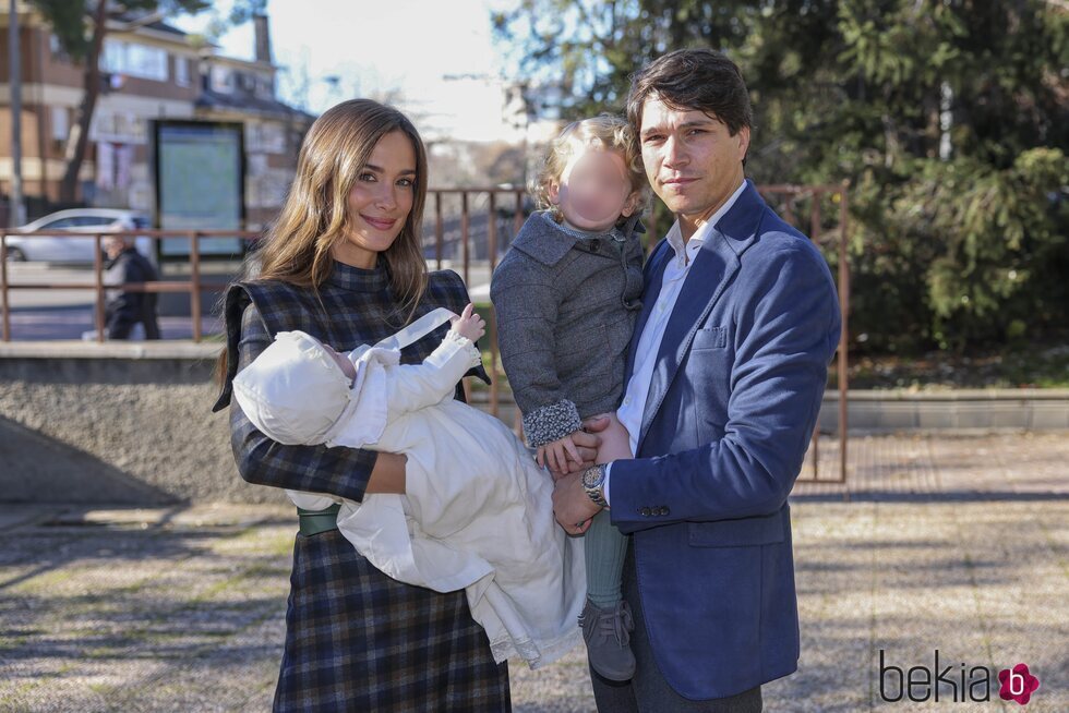 María Pombo y Pablo Castellano con sus hijos en el bautizo de Vega