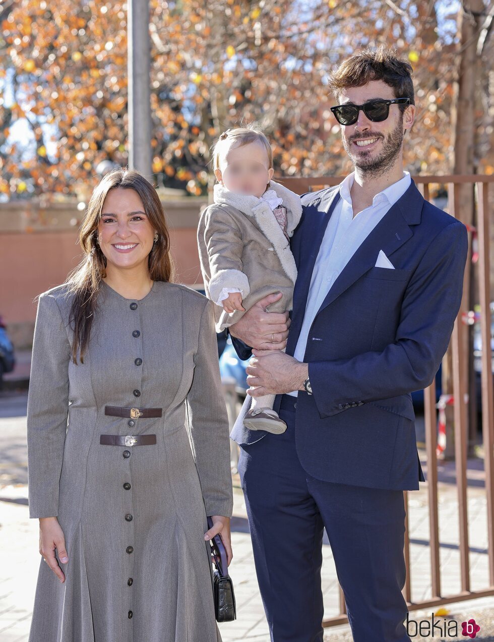 Marta Pombo y Luiz Zamalloa con su hija Matilda en el bautizo de Vega, hija de María Pombo