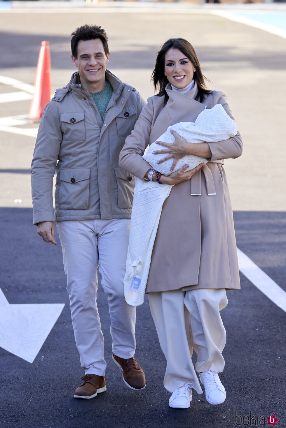 Christian Gálvez y Patricia Pardo saliendo con su hijo del hospital