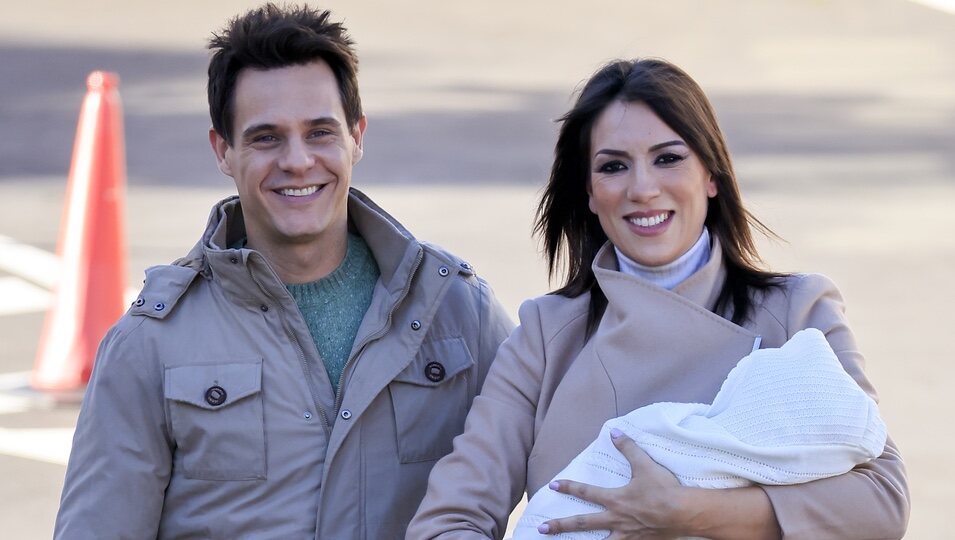 Christian Gálvez y Patricia Pardo saliendo con su hijo del hospital