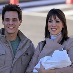 Patricia Pardo y Christian Gálvez, juntos a la salida del hospital con su hijo