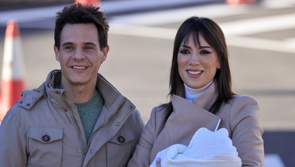 Patricia Pardo y Christian Gálvez, juntos a la salida del hospital con su hijo