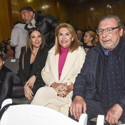 Lorena Gómez, los padres y el hijo de René Ramos en su entrega de la Medalla de Oro