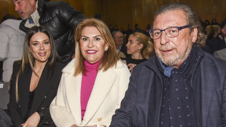 Lorena Gómez, los padres y el hijo de René Ramos en su entrega de la Medalla de Oro