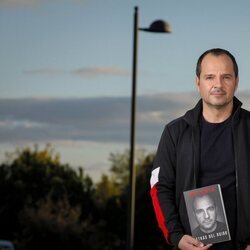 Ángel Martín con su libro 'Detrás del ruido'