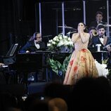 Isabel Pantoja lanzando besos al público en su concierto en Barcelona de su Gira 50 Aniversario