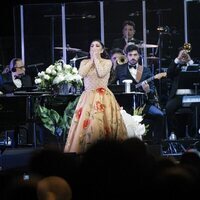 Isabel Pantoja lanzando besos al público en su concierto en Barcelona de su Gira 50 Aniversario