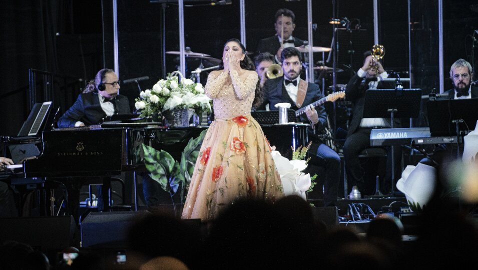 Isabel Pantoja lanzando besos al público en su concierto en Barcelona de su Gira 50 Aniversario