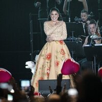 Isabel Pantoja, muy sonriente en su concierto en Barcelona de su Gira 50 Aniversario