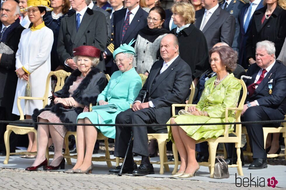 Margarita de Bulgaria, Beatriz de Holanda, Margarita de Dinamarca y los Reyes Juan Carlos y Sofía en el 70 cumpleaños del Rey de Suecia