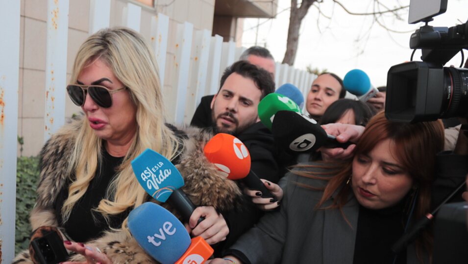 Malena Gracia, desolada en la capilla ardiente de Arévalo