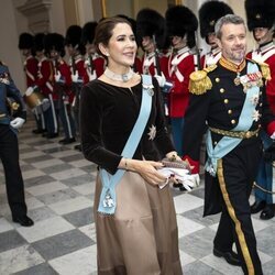 Federico de Dinamarca y Mary de Dinamarca con el collar de aguamarina que le regaló Federico de Dinamarca