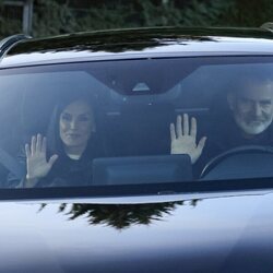 Los Reyes Felipe y Letizia saludan en su llegada a la casa de Jesús Ortiz