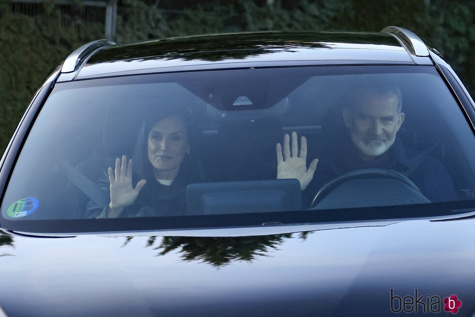 Los Reyes Felipe y Letizia saludan en su llegada a la casa de Jesús Ortiz