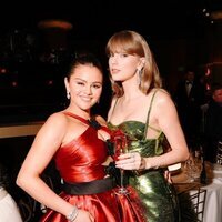 Selena Gomez y Taylor Swift en la gala de los Globos de Oro 2024