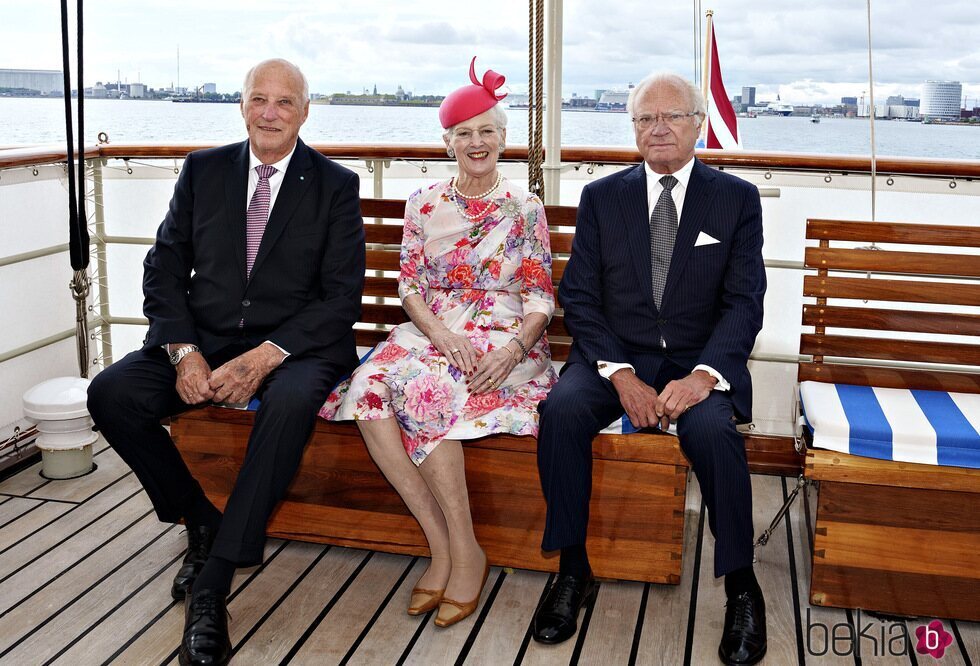 Harald de Noruega, Margarita de Dinamarca y Carlos Gustavo de Suecia en el 50 aniversario de reinado de Margarita de Dinamarca