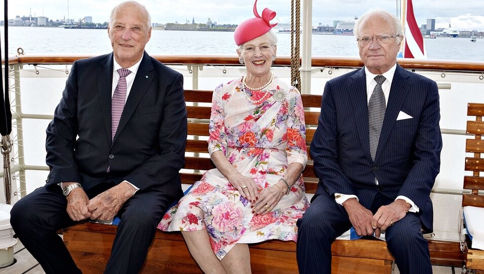 Harald de Noruega, Margarita de Dinamarca y Carlos Gustavo de Suecia en el 50 aniversario de reinado de Margarita de Dinamarca