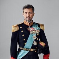 Foto oficial de Federico de Dinamarca con uniforme de gala