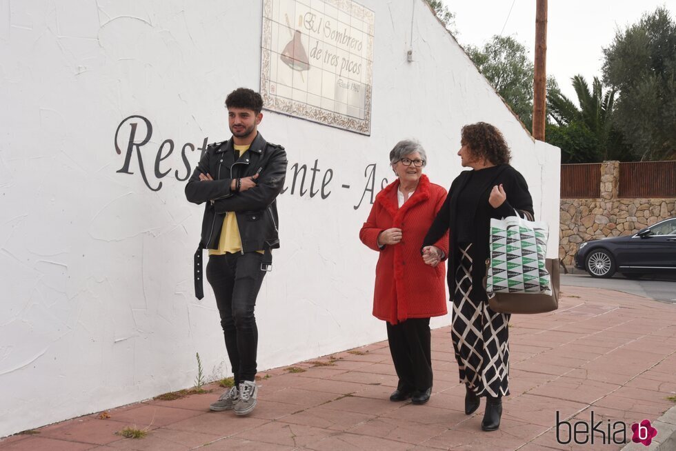 Remedios Torres, madre de María José Campanario, y más familia en el cumpleaños de Jesulín de Ubrique