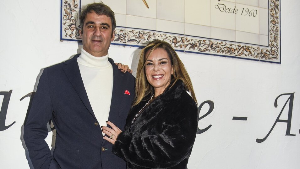 Posado de Jesulín y María José Campanario en la celebración del 50 cumpleaños del torero