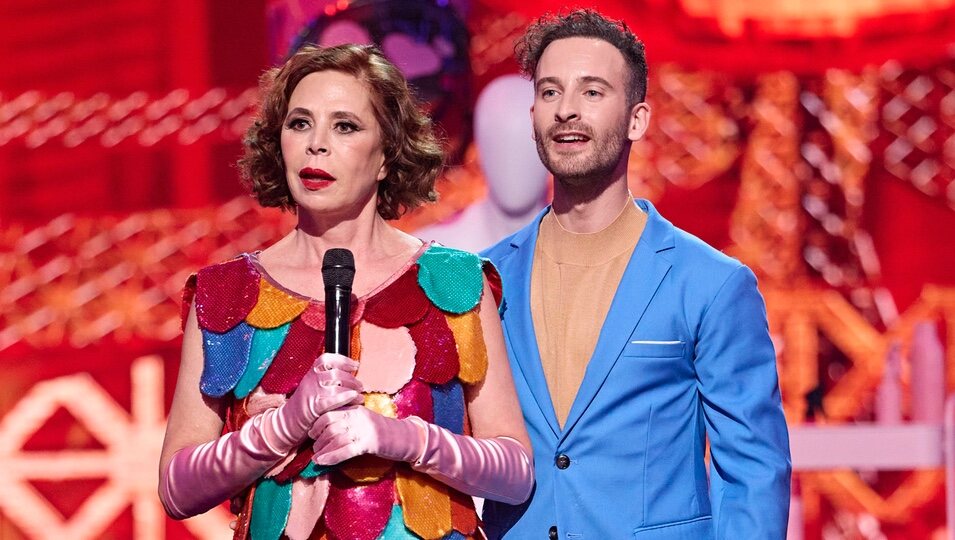 Ágatha Ruiz de la Prada y el bailarín Roberto durante la valoración del jurado de 'Bailando con las estrellas'