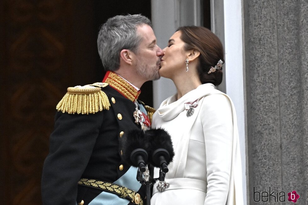 Federico y Mary de Dinamarca se besan tras convertirse en Reyes