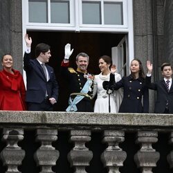 Los Reyes Federico y Mary de Dinamarca y sus hijos tras la proclamación