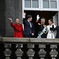 Los Reyes Federico y Mary de Dinamarca y sus hijos tras la proclamación