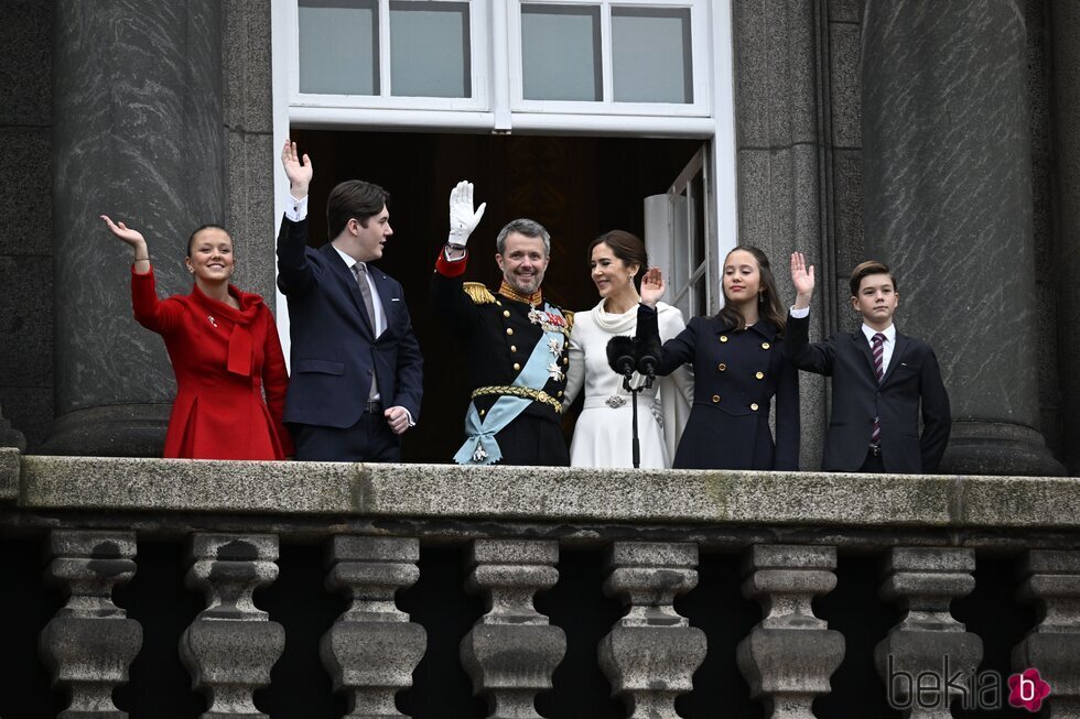 Los Reyes Federico y Mary de Dinamarca y sus hijos tras la proclamación