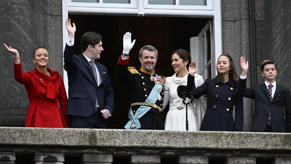 Los Reyes Federico y Mary de Dinamarca y sus hijos tras la proclamación