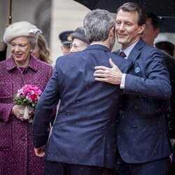 El Rey Federico X de Dinamarca saludando a su hermano el Príncipe Joaquín en su primer acto como monarca