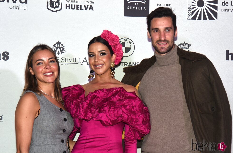 Sergio Rico y Alba Silva con su hermana Macarena en el evento We Love Flamenco en Sevilla