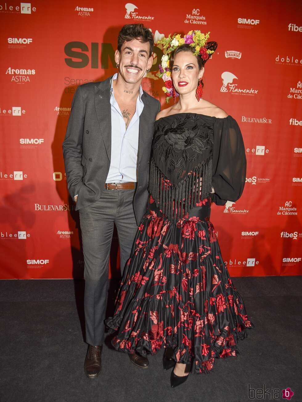 Luitingo y Jessica Bueno posando juntos en la SIMOF 2024