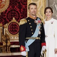 Retrato oficial de Federico X y Mary de Dinamarca tras ser proclamados Reyes