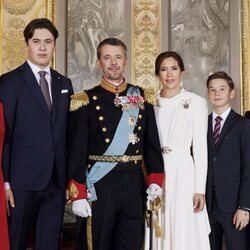 Retrato oficial de Federico X y Mary de Dinamarca con sus hijos tras ser proclamados Reyes