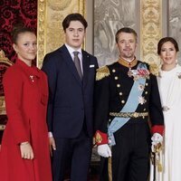 Retrato oficial de Federico X y Mary de Dinamarca con sus hijos tras ser proclamados Reyes