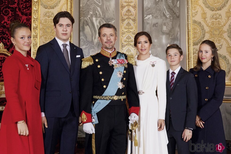 Retrato oficial de Federico X y Mary de Dinamarca con sus hijos tras ser proclamados Reyes