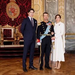 Retrato oficial de Federico X y Mary de Dinamarca con su hijo Christian tras ser proclamados Reyes